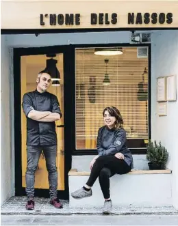  ?? FOTOS: FLAMINIA PELAZZI ?? Georgina Junqué i Robert Abella, a la porta del restaurant.