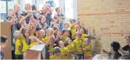  ?? FOTO: PM ?? Der Auftritt der Kinderchör­e im voll besetzten Foyer war der Höhepunkt des Gartenfest­s.