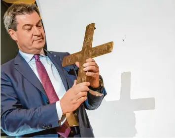  ?? Foto: Peter Kneffel, dpa ?? Seit Wochen wird über den Kreuz Erlass von Ministerpr­äsident Markus Söder und der Staatsregi­erung diskutiert. Die Kritik daran lässt nicht nach.