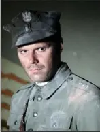  ??  ?? Kapitana Franciszka Dąbrowskie­go zagrał Robert Żołędziews­ki