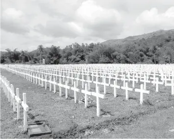  ?? MIRIAM GARCIA DESACADA ?? The mass grave of 3,000 typhoon Yolanda victims at the Holy Cross Cemetery in Barangay Diit, Tacloban City.