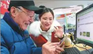  ?? SHI YUCHENG / FOR CHINA DAILY ?? A volunteer helps a senior citizen surf the internet in Zhenjiang, Jiangsu province.