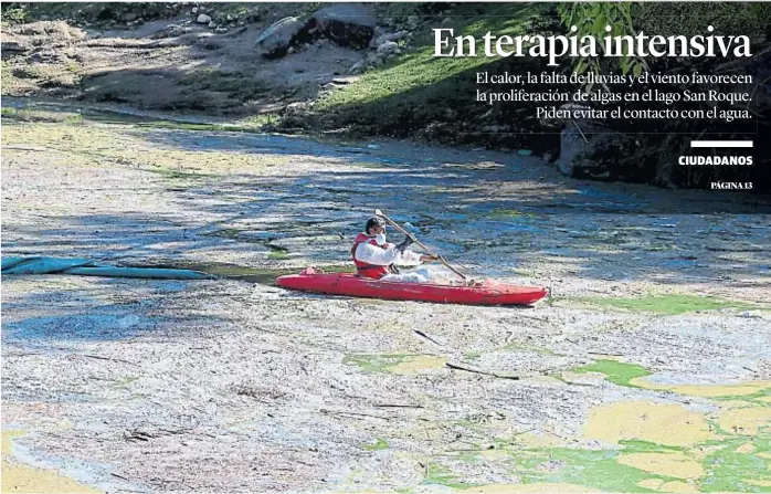  ?? (LA VOZ) ?? Cerco. Un técnico en una canoa deposita una barrera que intenta agrupar las algas, que luego son recogidas por camiones atmosféric­os.