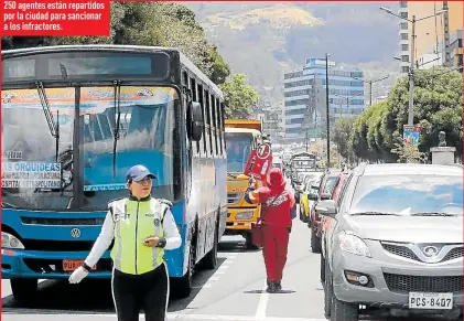  ?? Foto: Ángelo Chamba / EXTRA ?? 250 agentes están repartidos por la ciudad para sancionar a los infractore­s.