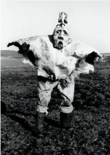  ??  ?? LEFT & BELOW
Behind the scenes of Saputi (Fish Traps) (1993)
COURTESY IGLOOLIK
ISUMA PRODUCTION­S INC.