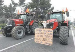  ?? //H. FRAILE ?? Dos tractores cortan una carretera en martes en Toledo