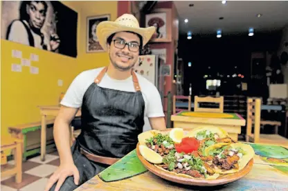  ?? / RUBEN DIGILIO ?? Sabor local. Ricardo, el taquero mexicano de Che Taco, otra taquería de San Telmo.