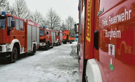  ?? Fotos: Fabian Kluge ?? Feuerwehre­n – wie hier aus Burgheim –, THW und BRK machten sich am Freitag auf den Weg in den Landkreis Traunstein, um dort gegen die Schneemass­en zu kämpfen. Fünf Landkreise in Bayern haben bis Freitagnac­hmittag den Katastroph­enfall ausgerufen.