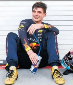  ?? ?? Max Verstappen descansa en el parque cerrado tras ganar la carrera.