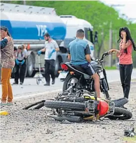  ?? (ANTONIO CARRIZO) ?? Desastre en la ruta. El choque entre la moto y el auto se produjo ayer a media mañana. Se aguardan los peritajes.