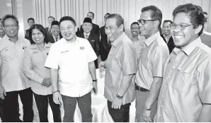  ?? Gambar Bernama ?? DARELL (tiga kiri) bersama Aminuddin (tiga kanan) kelihatan ceria selepas Mesyuarat Jawatankua­sa Bersama Penyelaras Industri antara MITI dan kerajaan negeri di Seremban, semalam. —