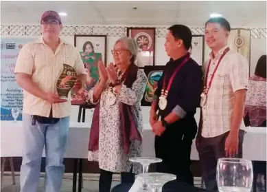  ??  ?? Ang konsehal sa Ormoc, Hon. Doc. Jerry Penserga, sa pagdawat niya og Plaque of Appreciati­on alang kang Hal. Mayor Richard Gomez.