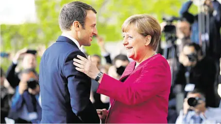  ?? Nový francouzsk­ý prezident Emmanuel Macron se zdraví na své první zahraniční cestě s německou kancléřkou Angelou Merkelovou. FOTO REUTERS ?? První cesta.