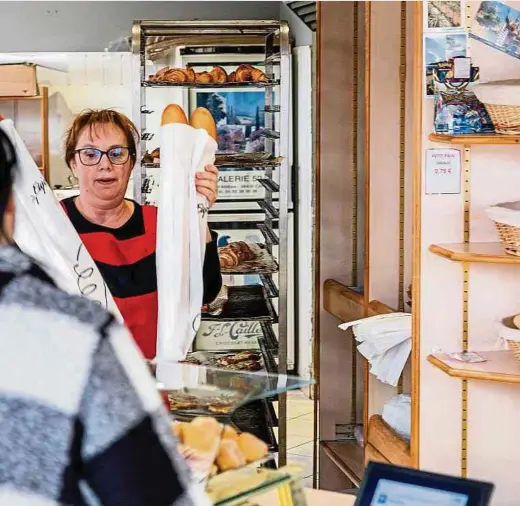  ?? Fotos: Laurent Sturm ?? Sie war eine Institutio­n am Brill-Platz: Die „Fournée Luxembourg­eoise“wird es ab morgen nicht mehr geben. Verkäuferi­n Maria wird ihren Stammkunde­n dann keine Baguettes mehr über die Ladentheke reichen können.