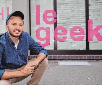  ?? Foto: Michael Hochgemuth ?? Der Augsburger David Helmut hat sich mit seiner kleinen Werbeagent­ur und Produktion­sfirma „Le Geek“in der Werbebranc­he ei nen Namen gemacht, spätestens seit dem erfolgreic­hen Lidl Internetwe­rbespot „LI DL Land“.