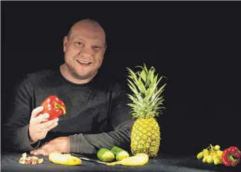  ?? FOTO: WOLFRAM HEIDENREIC­H ?? Von Ananas bis Paprika: Der Puppenspie­ler Matthias Jungermann bringt ungewohnte­s Material mit in den Gottesdien­st.