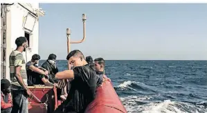  ?? FOTO: VINCENZO CIRCOSTA/AP ?? Einige der Flüchtling­e an Bord der „Ocean Viking“auf dem Mittelmeer mit Kurs auf Frankreich.