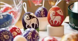  ??  ?? Neben den vielseitig­en blumigen Ornamenten bemalt Helga Schotte ihre Eier auch mit österliche­n Motiven, wie dem Osterlamm.