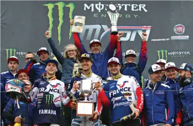  ??  ?? Le staff de l’équipe de France au grand complet entourant Romain Febvre, Gautier Paulin et Christophe Charlier sur le podium avec le Tophée Chamberlai­n. Une image dont on ne se lasse pas !