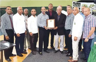  ??  ?? Durante el acto fueron reconocido­s Garibaldy Mejía, primer presidente del Club San Carlos, así como otras personalid­ades vinculadas a esa entidad.