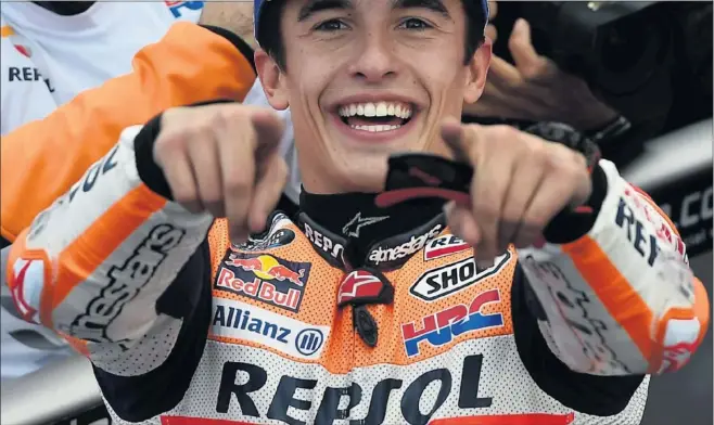  ??  ?? Marc Márquez celebra su último triunfo hasta el momento en MotoGP, el del GP de Valencia en el circuito Tormo del 17 de noviembre de 2019.