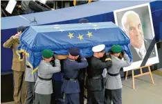  ?? Foto: Michael Kappeler, dpa ?? Letzte Ehre: Im Europäisch­en Parlament in Straßburg wurde Helmut Kohl als großer europäisch­er Politiker gewürdigt.