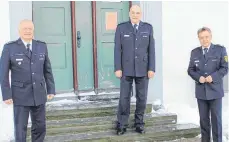  ?? FOTO: POLIZEI KONSTANZ ?? Neuer Revierleit­er: (von links) Leitender Kriminaldi­rektor Gerd Stiefel, Polizeihau­ptkommissa­r Jürgen Laufer, Polizeiprä­sident Gerold Sigg.