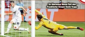  ??  ?? So überwand Mesut Özil den Frankfurte­r Keeper Kevin Trapp.