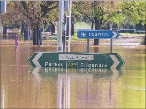  ?? PHOTO: DUBBO PHOTO NEWS/KEN SMITH ?? This is how the Newell Highway sign near the Visitor Centre looked on the weekend as the river neared its peak.