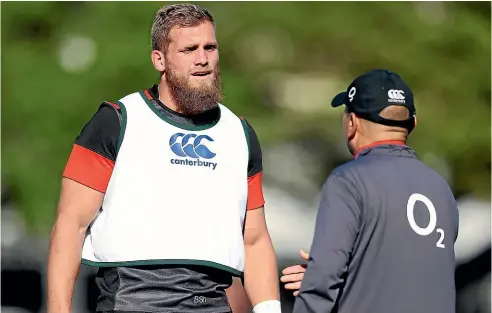  ?? GETTY IMAGES ?? Former Hurricanes skipper Brad Shields talks with England coach Eddie Jones after his internatio­nal call-up.