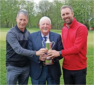  ?? ?? ●●The pro am winners, Bramall Park duo Craig Daggitt and Andy Ince, are presented with the Bert Thompson trophy