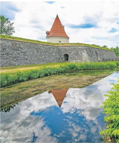  ?? FOTOS: MARTIN WEIN ?? Die alte Bischofsbu­rg und spätere Schwedenfe­stung von Kuressaare ist heute Hauptsehen­swürdigkei­t der Inselhaupt­stadt.
Anreise
Unterkunft
Rundreise
Informatio­nen