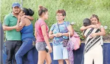  ??  ?? Más de 200 mujeres esperaron la respuesta a una pregunta: “¿Mi hijo, esposo, hermano, padre está vivo?”.