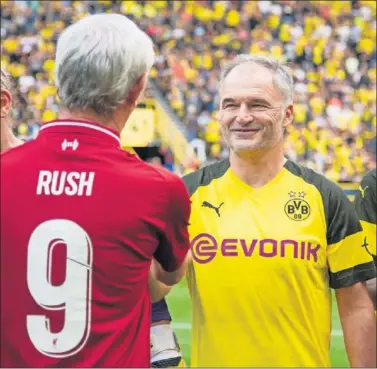  ??  ?? Chapuisat, exjugador del Dortmund y de la selección suiza, durante un partido de veteranos.