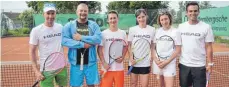  ?? FOTO: VEREIN ?? Prominente­s Trainertea­m ist beim TC Ailingen zu Gast (von links): Campleiter Niki Ferrari, Vinko Huljic, Pascal Gorzalka, Kathrin Wörle-Scheller, Yvonne Meusburger-Garamszegi und Alex Grabher.