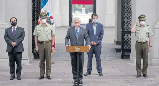 ?? Afp ?? Piñera anunció ayer la salida del jefe de Carabinero­s en el Palacio de la Moneda, sede del gobierno chileno