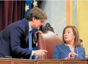  ?? // JAIME GARCÍA ?? El letrado mayor del Congreso conversa con la presidenta