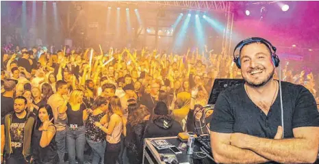  ?? FOTO: PR: ?? D J Rockmaster B (Foto) sorgte mit DJ Lars Vegas und DJ van de Heev am Mischpult dafür, dass die Partygäste aus vier Landkreise­n in Westerheim­s Albhalle abtanzen konnten. Die Partyreihe hilft dem Musikverei­n bei der Jugendarbe­it und bringt auch Geld in...