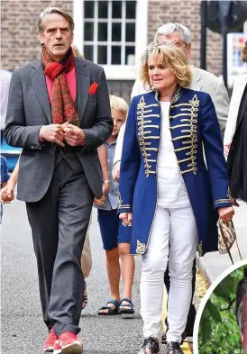  ??  ?? Jeremy Irons, 68, and his wife Sinead Cusack in their thespish finery. Luvvie rating: 7/10
No luvvie schmoozeat­hon is complete without Stephen Fry. Luvvie rating: 10.5/10