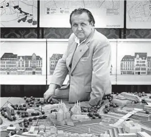  ??  ?? Stadtarchi­tekt Walter Nitsch am Modell der Stadt, deren Bild er in den Jahren  bis  maßgeblich mitgeprägt hat. Foto: privat