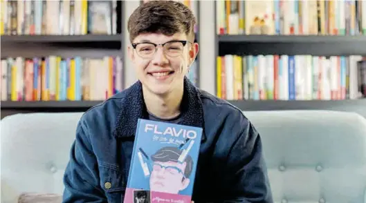  ??  ?? Flavio, con su libro de poemas que él quería llamar ‘Poetiso sin permiso’ pero que acabó bautizado de otra manera.