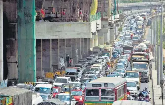  ?? SATYABRATA TRIPATHY/HT ?? Despite the lockdown, a huge number of vehicles are out on the roads, leading to traffic snarls near the check-post on WEH.