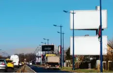  ?? Foto: Gregor Mayer, dpa ?? Das war von den Anti-Juncker-Plakaten in Budapest beim Eintreffen von EVP-Spitzenkan­didat Manfred Weber übrig: nichts als weiße Flächen.