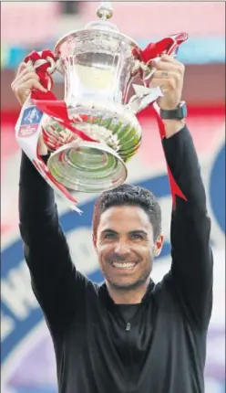  ??  ?? Mikel Arteta celebra el título de la FA Cup con el Arsenal.