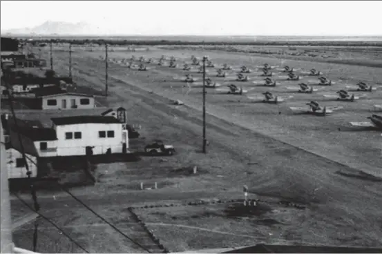  ?? COLLECTION MAURICE SAINT MARTIN ?? Pas moins d’une quarantain­e de T-6 sont visibles sur cette vue générale de Marana. À gauche, les bâtiments de la piste où sont pris en compte les équipement­s de vol.