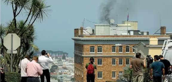  ??  ?? Caminetti accesi Una folla di curiosi davanti al consolato russo di San Francisco. Dai comignoli, alla vigilia della chiusura ordinata da Trump, si è levata una colonna di fumo (Foto Ap)