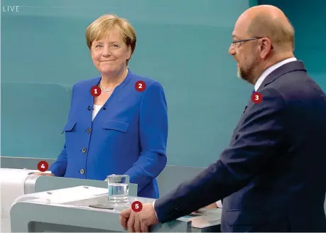  ??  ?? 1 Merkel ha scelto una collana in argento semplice, diversa da quella indossata, nel 2013 quando preferì una versione nero, rosso e oro, con i colori della bandiera tedesca 2 Tailleur carta da zucchero per la cancellier­a che non ha cambiato look...