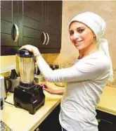  ?? Virendra Saklani/Gulf News ?? Asma Naseff from Egypt and mother of three, preparing a date and banana smoothie for iftar.