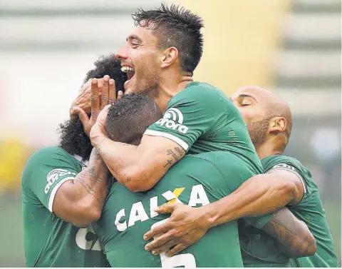  ??  ?? CAMPEONES. CONMEBOL otorgó de manera póstuma, ayer, el título de la Copa Suramerica­na al Chapecoens­e.