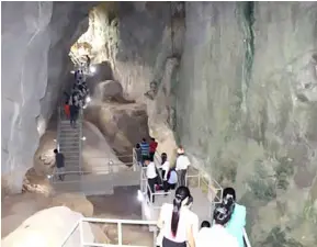  ?? VNA/VNS Photos ?? FOLLOW THE LIGHT: Con Moong Cave can satisfy UNESCO world heritage criteria of cultural tradition, traditiona­l human settlement and natural habitat.